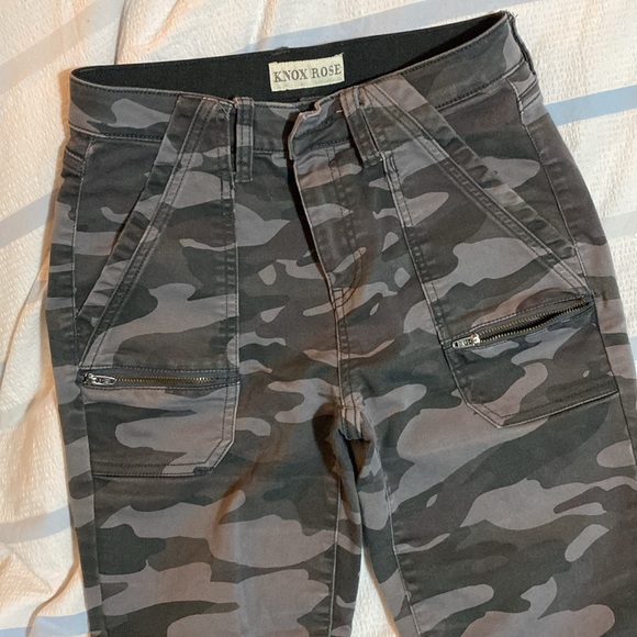 Knox Rose pants size 2 barely worn. Camo pattern , zip ankles & pockets - Picture 2 of 5